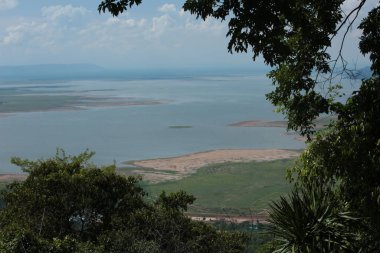 Doğa geçmişi / dramatik bulutlar ve dağ ve ağaçlı nehir: Hin chang si view piont Nam phong Ulusal Parkı Khon kaen Bölgesi Tayland.