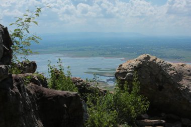 Doğa geçmişi / dramatik bulutlar ve dağ ve ağaçlı nehir: Hin chang si view piont Nam phong Ulusal Parkı Khon kaen Bölgesi Tayland.