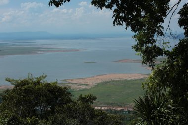 Doğa geçmişi / dramatik bulutlar ve dağ ve ağaçlı nehir: Hin chang si view piont Nam phong Ulusal Parkı Khon kaen Bölgesi Tayland.