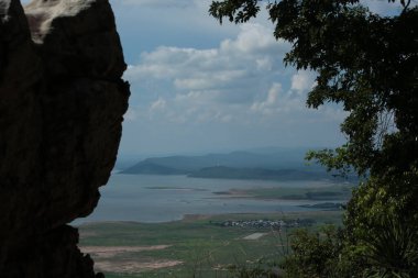 Doğa geçmişi / dramatik bulutlar ve dağ ve ağaçlı nehir: Hin chang si view piont Nam phong Ulusal Parkı Khon kaen Bölgesi Tayland.