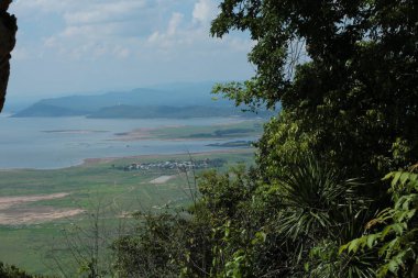 Doğa geçmişi / dramatik bulutlar ve dağ ve ağaçlı nehir: Hin chang si view piont Nam phong Ulusal Parkı Khon kaen Bölgesi Tayland.