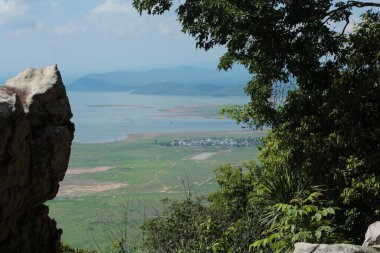 Doğa geçmişi / dramatik bulutlar ve dağ ve ağaçlı nehir: Hin chang si view piont Nam phong Ulusal Parkı Khon kaen Bölgesi Tayland.