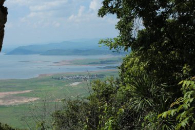 Doğa geçmişi / dramatik bulutlar ve dağ ve ağaçlı nehir: Hin chang si view piont Nam phong Ulusal Parkı Khon kaen Bölgesi Tayland.