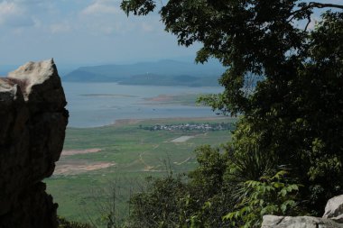 Doğa geçmişi / dramatik bulutlar ve dağ ve ağaçlı nehir: Hin chang si view piont Nam phong Ulusal Parkı Khon kaen Bölgesi Tayland.