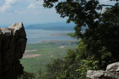 Doğa geçmişi / dramatik bulutlar ve dağ ve ağaçlı nehir: Hin chang si view piont Nam phong Ulusal Parkı Khon kaen Bölgesi Tayland.