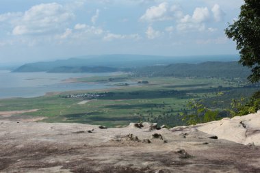 Doğa geçmişi / dramatik bulutlar ve dağ ve ağaçlı nehir: Hin chang si view piont Nam phong Ulusal Parkı Khon kaen Bölgesi Tayland.
