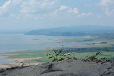 Doğa geçmişi / dramatik bulutlar ve dağ ve ağaçlı nehir: Hin chang si view piont Nam phong Ulusal Parkı Khon kaen Bölgesi Tayland.