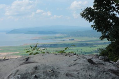 Doğa geçmişi / dramatik bulutlar ve dağ ve ağaçlı nehir: Hin chang si view piont Nam phong Ulusal Parkı Khon kaen Bölgesi Tayland.