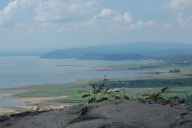 Doğa geçmişi / dramatik bulutlar ve dağ ve ağaçlı nehir: Hin chang si view piont Nam phong Ulusal Parkı Khon kaen Bölgesi Tayland.