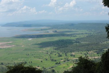 Doğa geçmişi / dramatik bulutlar ve dağ ve ağaçlı nehir: Hin chang si view piont Nam phong Ulusal Parkı Khon kaen Bölgesi Tayland.