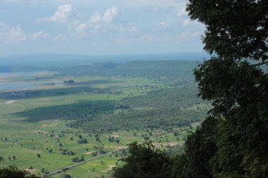 Doğa geçmişi / dramatik bulutlar ve dağ ve ağaçlı nehir: Hin chang si view piont Nam phong Ulusal Parkı Khon kaen Bölgesi Tayland.