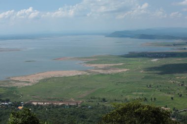 Doğa geçmişi / dramatik bulutlar ve dağ ve ağaçlı nehir: Hin chang si view piont Nam phong Ulusal Parkı Khon kaen Bölgesi Tayland.