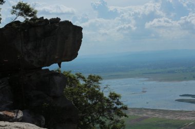 Doğa geçmişi / dramatik bulutlar ve dağ ve ağaçlı nehir: Hin chang si view piont Nam phong Ulusal Parkı Khon kaen Bölgesi Tayland.