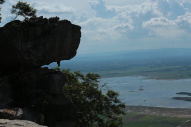 Doğa geçmişi / dramatik bulutlar ve dağ ve ağaçlı nehir: Hin chang si view piont Nam phong Ulusal Parkı Khon kaen Bölgesi Tayland.
