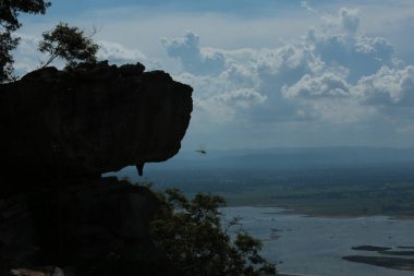 Doğa geçmişi / dramatik bulutlar ve dağ ve ağaçlı nehir: Hin chang si view piont Nam phong Ulusal Parkı Khon kaen Bölgesi Tayland.