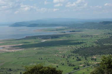 Doğa geçmişi / dramatik bulutlar ve dağ ve ağaçlı nehir: Hin chang si view piont Nam phong Ulusal Parkı Khon kaen Bölgesi Tayland.