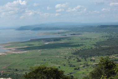 Doğa geçmişi / dramatik bulutlar ve dağ ve ağaçlı nehir: Hin chang si view piont Nam phong Ulusal Parkı Khon kaen Bölgesi Tayland.