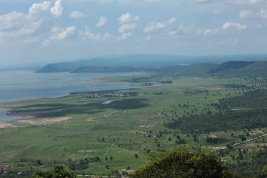 Doğa geçmişi / dramatik bulutlar ve dağ ve ağaçlı nehir: Hin chang si view piont Nam phong Ulusal Parkı Khon kaen Bölgesi Tayland.