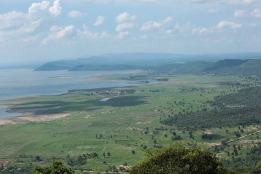 Doğa geçmişi / dramatik bulutlar ve dağ ve ağaçlı nehir: Hin chang si view piont Nam phong Ulusal Parkı Khon kaen Bölgesi Tayland.