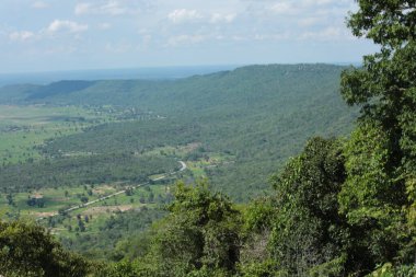 Doğa geçmişi / dramatik bulutlar ve dağ ve ağaçlı nehir: Hin chang si view piont Nam phong Ulusal Parkı Khon kaen Bölgesi Tayland.