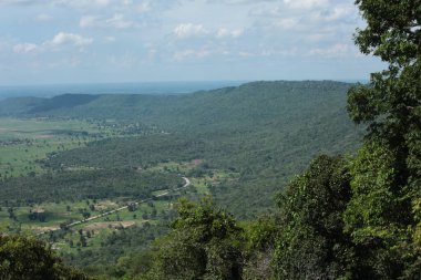 Doğa geçmişi / dramatik bulutlar ve dağ ve ağaçlı nehir: Hin chang si view piont Nam phong Ulusal Parkı Khon kaen Bölgesi Tayland.