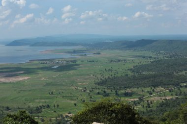 Doğa geçmişi / dramatik bulutlar ve dağ ve ağaçlı nehir: Hin chang si view piont Nam phong Ulusal Parkı Khon kaen Bölgesi Tayland.