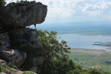 Doğa geçmişi / dramatik bulutlar ve dağ ve ağaçlı nehir: Hin chang si view piont Nam phong Ulusal Parkı Khon kaen Bölgesi Tayland.