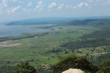 Doğa geçmişi / dramatik bulutlar ve dağ ve ağaçlı nehir: Hin chang si view piont Nam phong Ulusal Parkı Khon kaen Bölgesi Tayland.