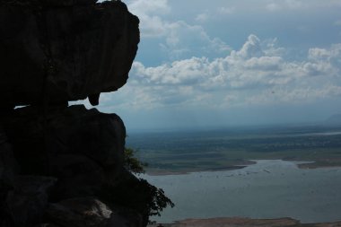 Doğa geçmişi / dramatik bulutlar ve dağ ve ağaçlı nehir: Hin chang si view piont Nam phong Ulusal Parkı Khon kaen Bölgesi Tayland.