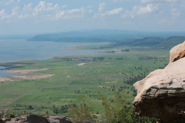 Doğa geçmişi / dramatik bulutlar ve dağ ve ağaçlı nehir: Hin chang si view piont Nam phong Ulusal Parkı Khon kaen Bölgesi Tayland.