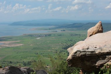 Doğa geçmişi / dramatik bulutlar ve dağ ve ağaçlı nehir: Hin chang si view piont Nam phong Ulusal Parkı Khon kaen Bölgesi Tayland.