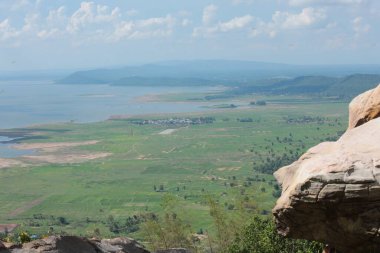 Doğa geçmişi / dramatik bulutlar ve dağ ve ağaçlı nehir: Hin chang si view piont Nam phong Ulusal Parkı Khon kaen Bölgesi Tayland.