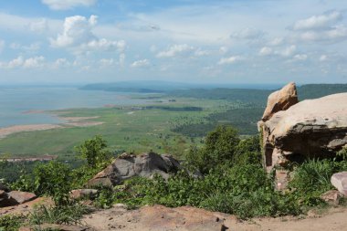 Doğa geçmişi / dramatik bulutlar ve dağ ve ağaçlı nehir: Hin chang si view piont Nam phong Ulusal Parkı Khon kaen Bölgesi Tayland.