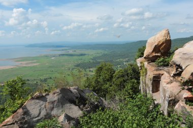 Doğa geçmişi / dramatik bulutlar ve dağ ve ağaçlı nehir: Hin chang si view piont Nam phong Ulusal Parkı Khon kaen Bölgesi Tayland.