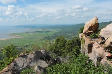 Doğa geçmişi / dramatik bulutlar ve dağ ve ağaçlı nehir: Hin chang si view piont Nam phong Ulusal Parkı Khon kaen Bölgesi Tayland.