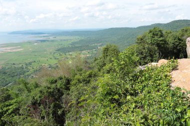Doğa geçmişi / dramatik bulutlar ve dağ ve ağaçlı nehir: Hin chang si view piont Nam phong Ulusal Parkı Khon kaen Bölgesi Tayland.