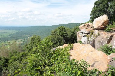 Doğa geçmişi / dramatik bulutlar ve dağ ve ağaçlı nehir: Hin chang si view piont Nam phong Ulusal Parkı Khon kaen Bölgesi Tayland.
