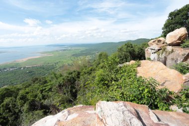 Doğa geçmişi / dramatik bulutlar ve dağ ve ağaçlı nehir: Hin chang si view piont Nam phong Ulusal Parkı Khon kaen Bölgesi Tayland.