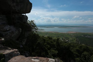 Doğa geçmişi / dramatik bulutlar ve dağ ve ağaçlı nehir: Hin chang si view piont Nam phong Ulusal Parkı Khon kaen Bölgesi Tayland.
