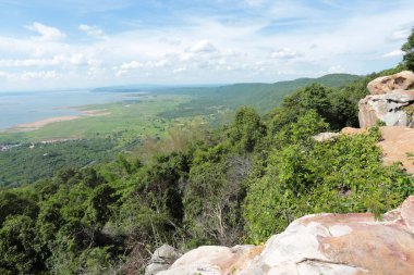 Doğa geçmişi / dramatik bulutlar ve dağ ve ağaçlı nehir: Hin chang si view piont Nam phong Ulusal Parkı Khon kaen Bölgesi Tayland.
