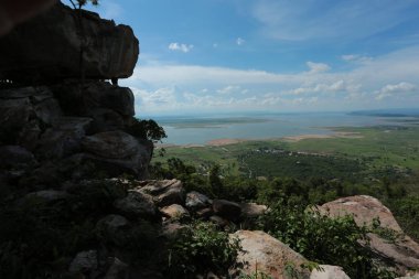 Doğa geçmişi / dramatik bulutlar ve dağ ve ağaçlı nehir: Hin chang si view piont Nam phong Ulusal Parkı Khon kaen Bölgesi Tayland.