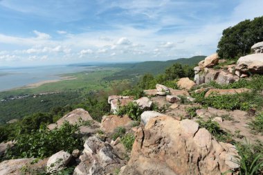 Doğa geçmişi / dramatik bulutlar ve dağ ve ağaçlı nehir: Hin chang si view piont Nam phong Ulusal Parkı Khon kaen Bölgesi Tayland.