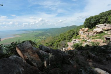 Doğa geçmişi / dramatik bulutlar ve dağ ve ağaçlı nehir: Hin chang si view piont Nam phong Ulusal Parkı Khon kaen Bölgesi Tayland.