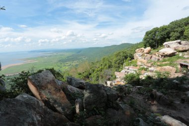Doğa geçmişi / dramatik bulutlar ve dağ ve ağaçlı nehir: Hin chang si view piont Nam phong Ulusal Parkı Khon kaen Bölgesi Tayland.