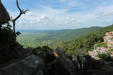 Doğa geçmişi / dramatik bulutlar ve dağ ve ağaçlı nehir: Hin chang si view piont Nam phong Ulusal Parkı Khon kaen Bölgesi Tayland.