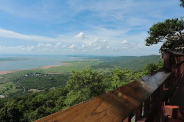 Doğa geçmişi / dramatik bulutlar ve dağ ve ağaçlı nehir: Hin chang si view piont Nam phong Ulusal Parkı Khon kaen Bölgesi Tayland.