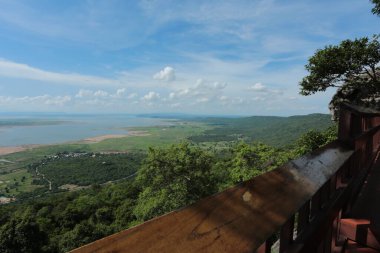 Doğa geçmişi / dramatik bulutlar ve dağ ve ağaçlı nehir: Hin chang si view piont Nam phong Ulusal Parkı Khon kaen Bölgesi Tayland.