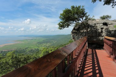 Doğa geçmişi / dramatik bulutlar ve dağ ve ağaçlı nehir: Hin chang si view piont Nam phong Ulusal Parkı Khon kaen Bölgesi Tayland.
