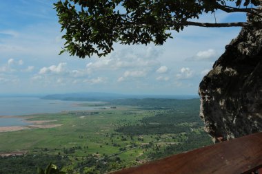 Doğa geçmişi / dramatik bulutlar ve dağ ve ağaçlı nehir: Hin chang si view piont Nam phong Ulusal Parkı Khon kaen Bölgesi Tayland.