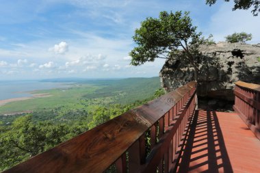 Doğa geçmişi / dramatik bulutlar ve dağ ve ağaçlı nehir: Hin chang si view piont Nam phong Ulusal Parkı Khon kaen Bölgesi Tayland.